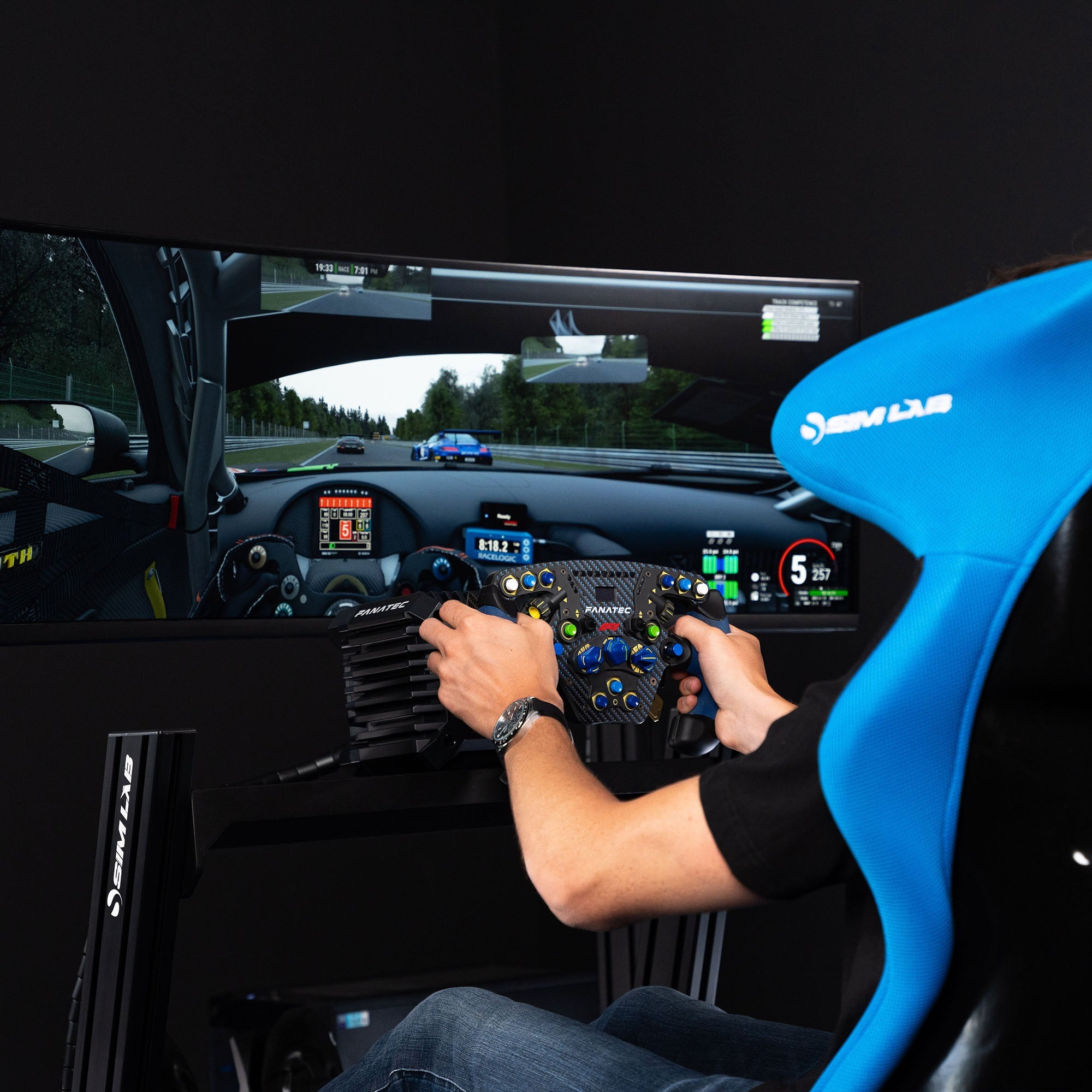 Driving a Sim-Lab GT1 Pro with triple screens